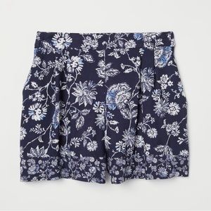 H&M Shorts Blue and White Floral Pleated Flowy Loose Summer Size 4
